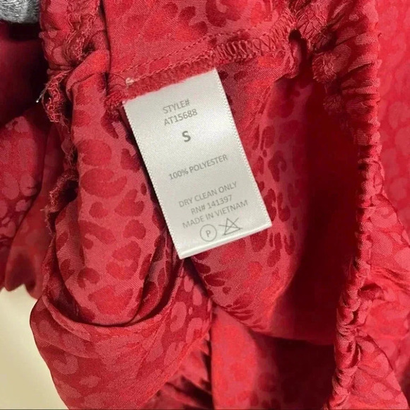 ASTR The Label Jacquard Surplice Cheetah Satin Crop Top Size Small - Picture 4 of 7